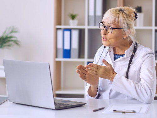 一位生命科学医疗专业人员正通过笔记本电脑进行视频直播讲解